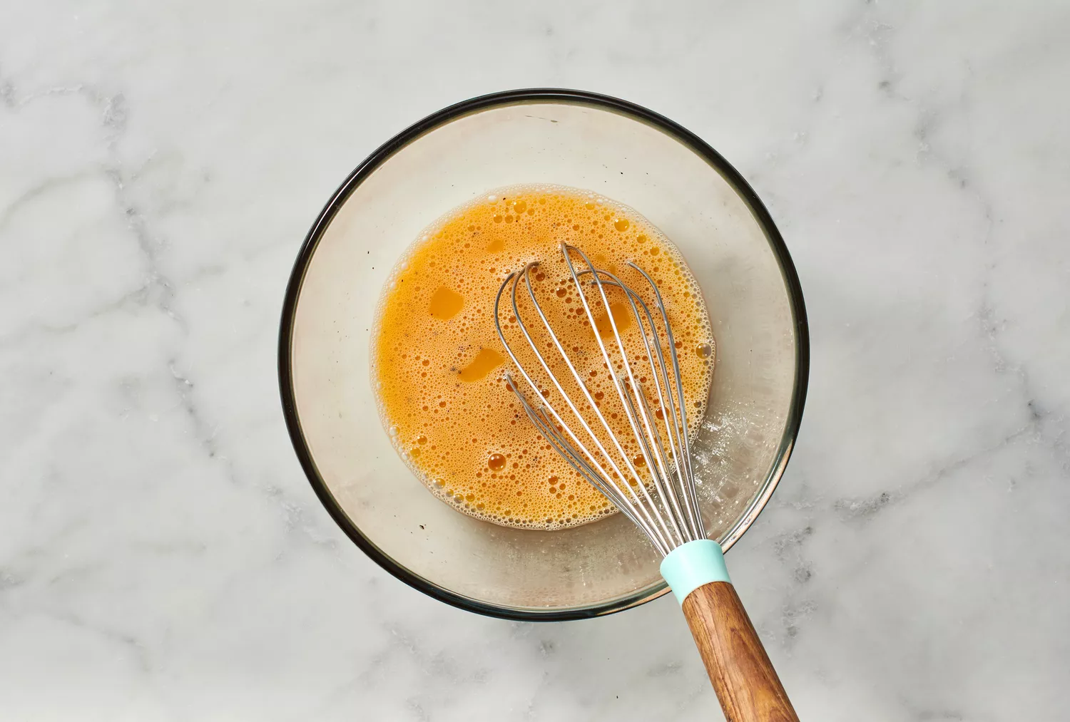 Uma tigela de ovos batidos com sal e pimenta