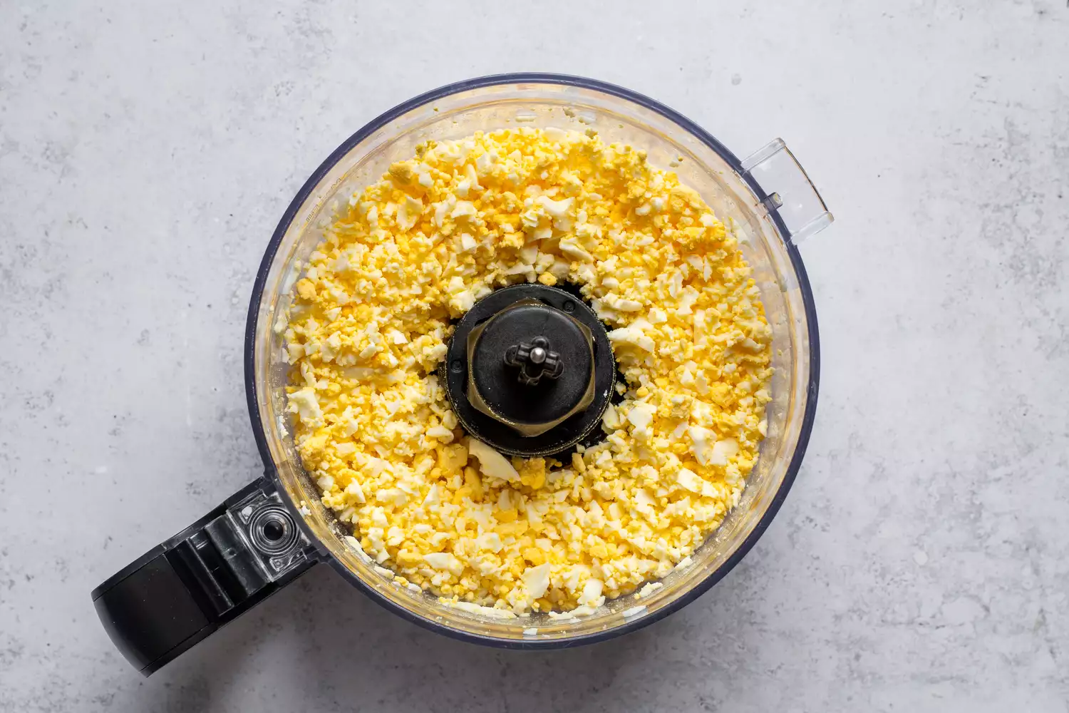 Ovos em um processador de alimentos