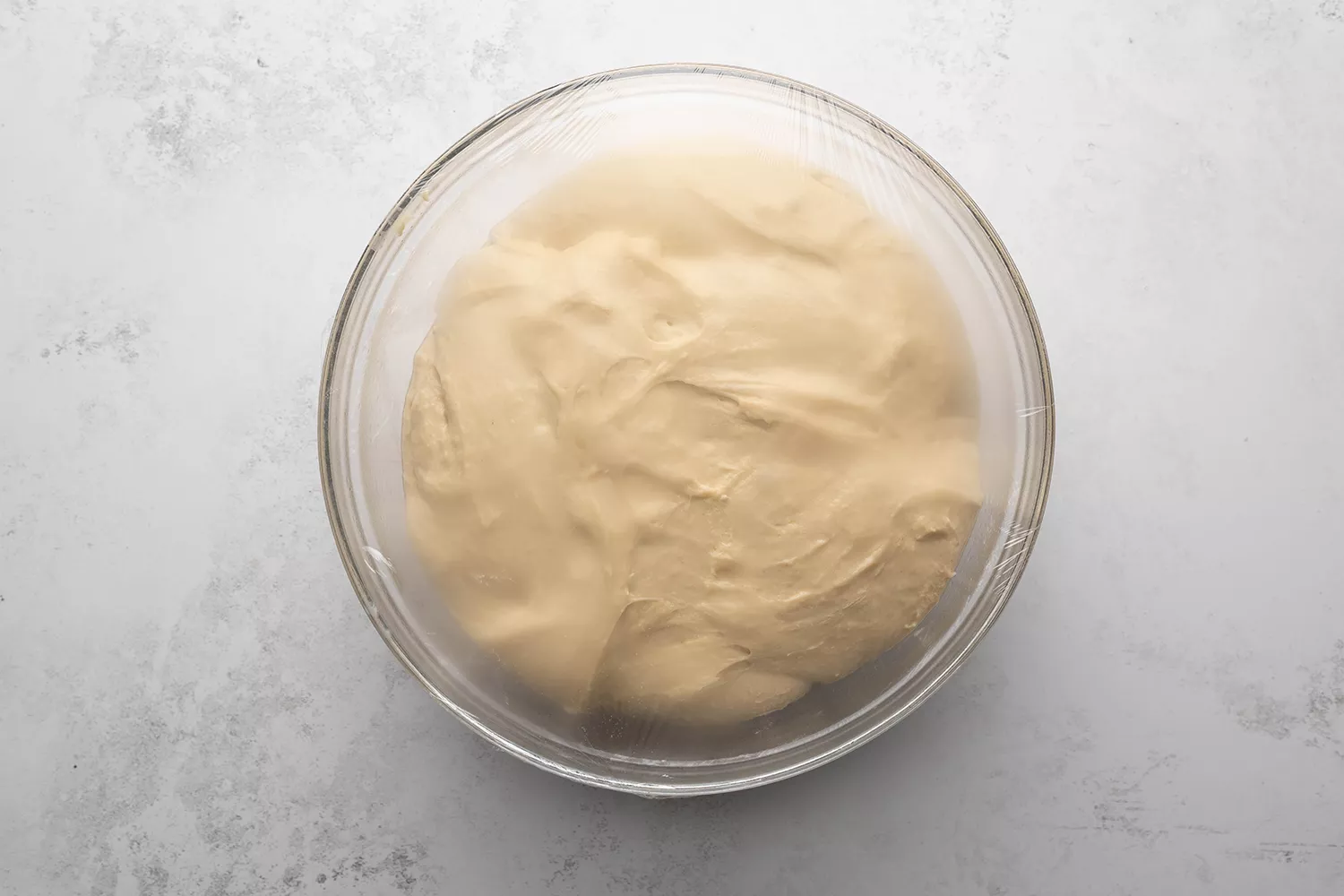 Massa crescida em uma tigela grande