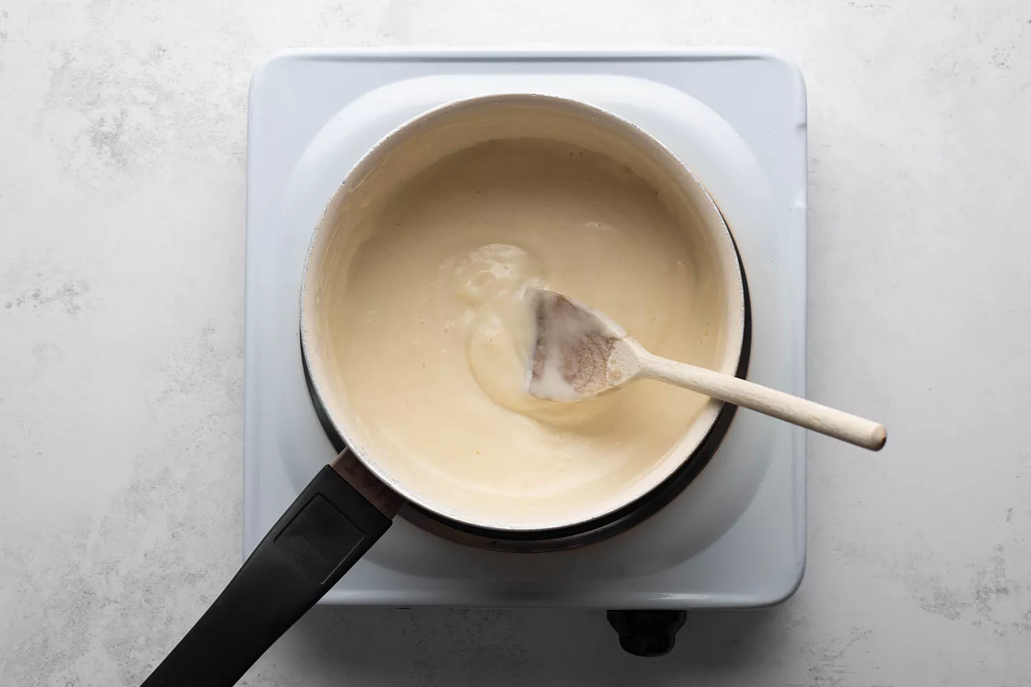 Farinha e mistura de pasta em uma panela