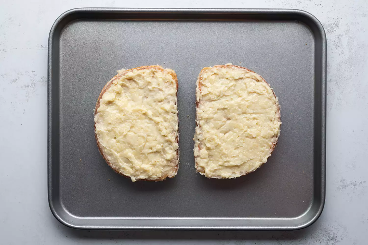 Sanduíches em uma assadeira