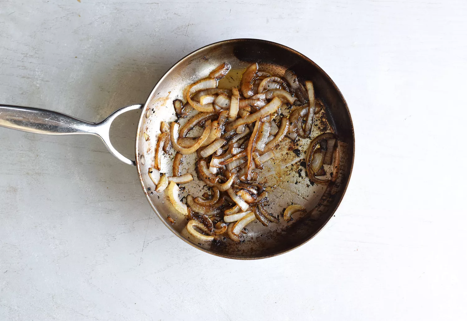 cebolas refogando na frigideira