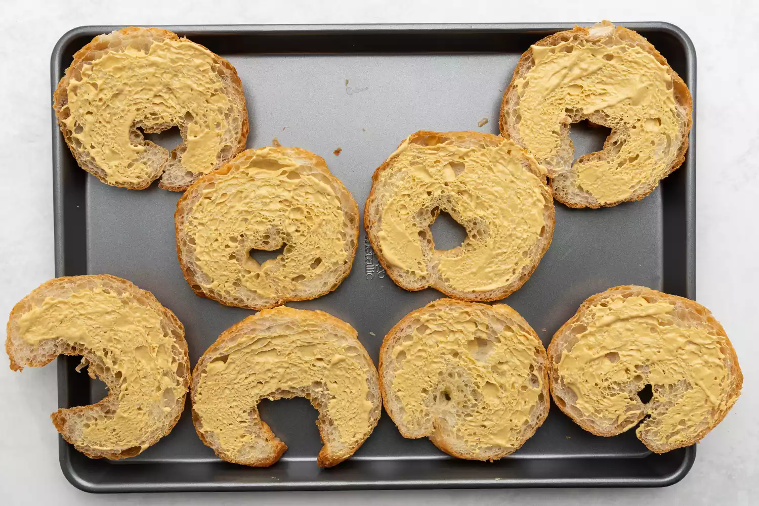 Mostarda espalhada nas metades do croissant