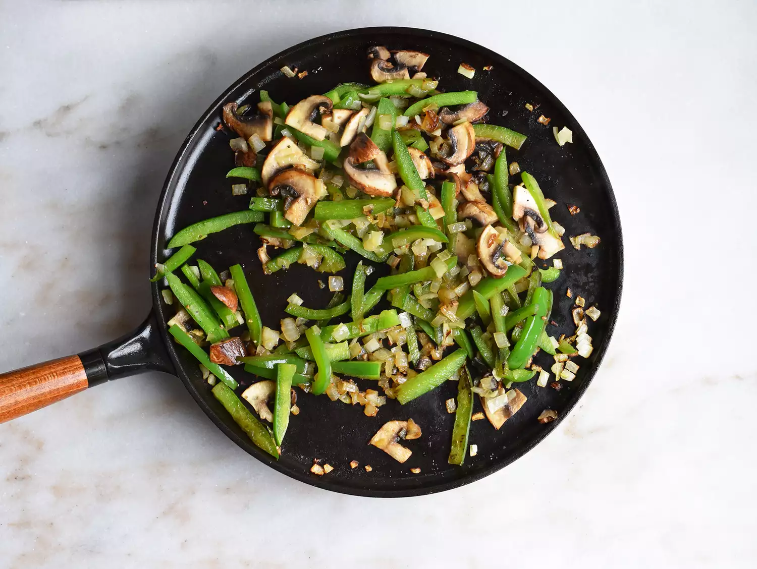 pimentões, cogumelos e cebolas salteados na frigideira