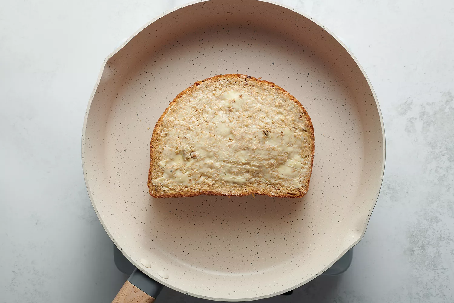 sandwich de queijo grelhado cozinhando na frigideira