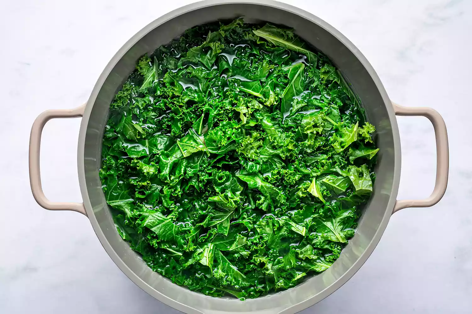 Verduras adicionadas à panela de água fervente