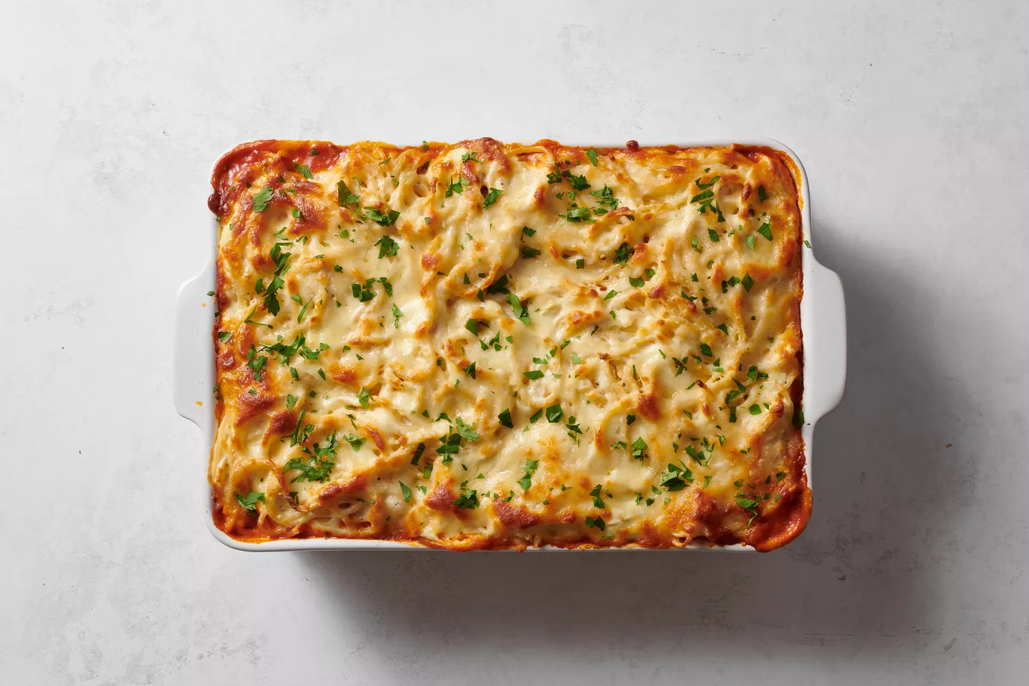 Macarrão de um milhão de dólares coberto com salsa