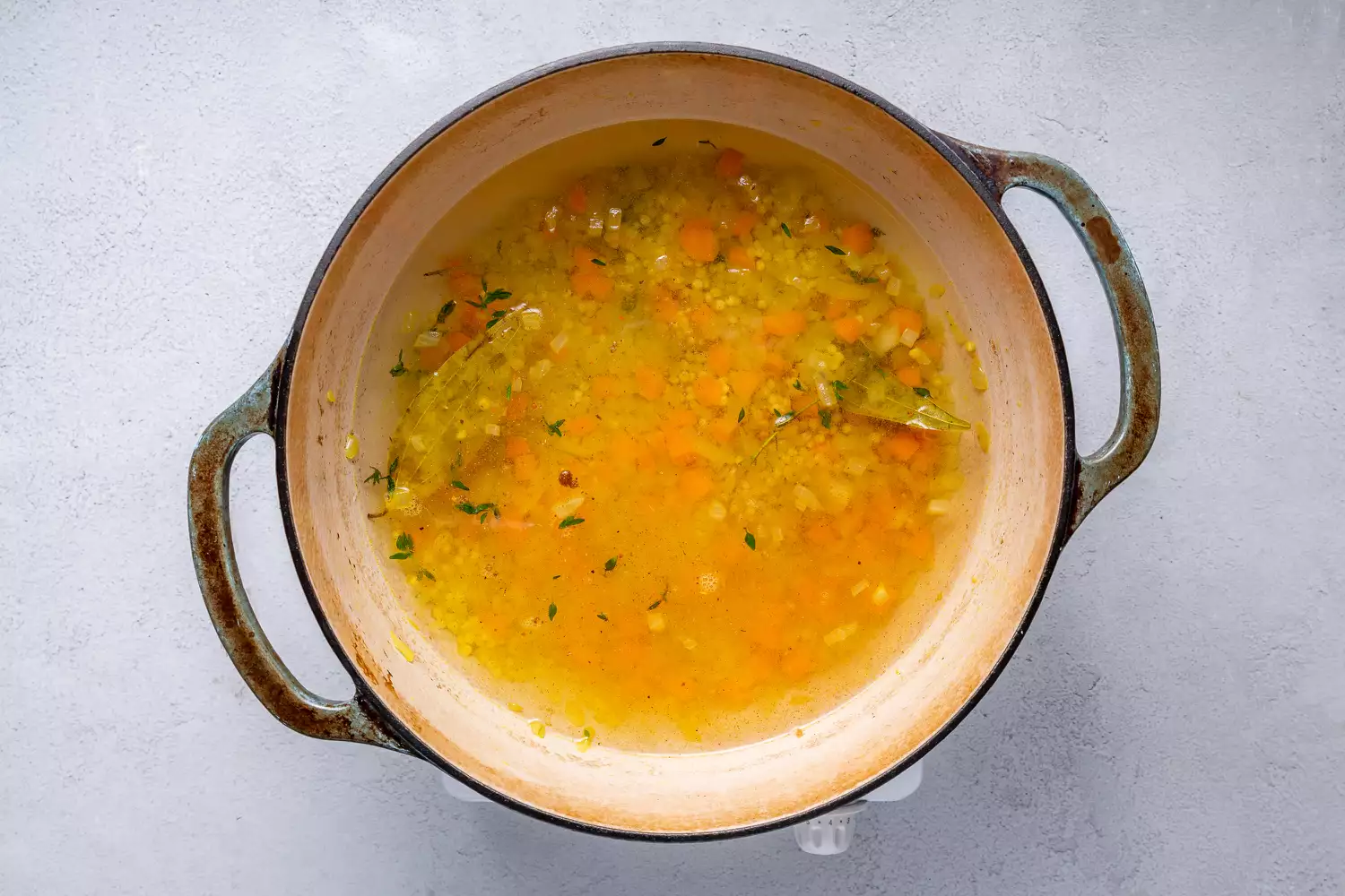 Caldo e temperos adicionados à panela