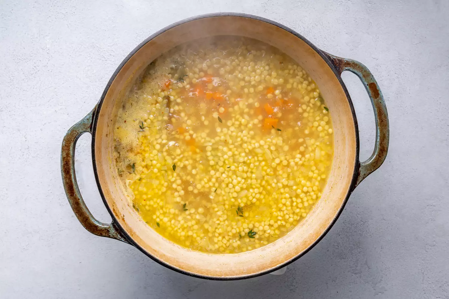 Sopa de macarrão torrado cozinhando em uma panela