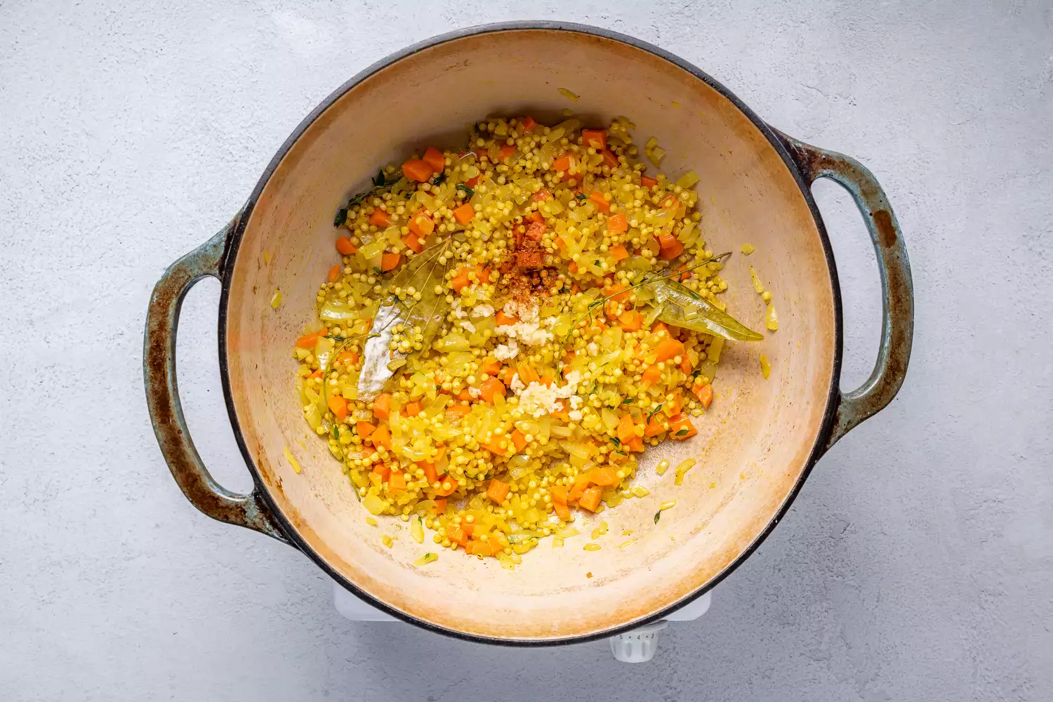 Alho e flocos de pimenta adicionados à mistura de massa e vegetais