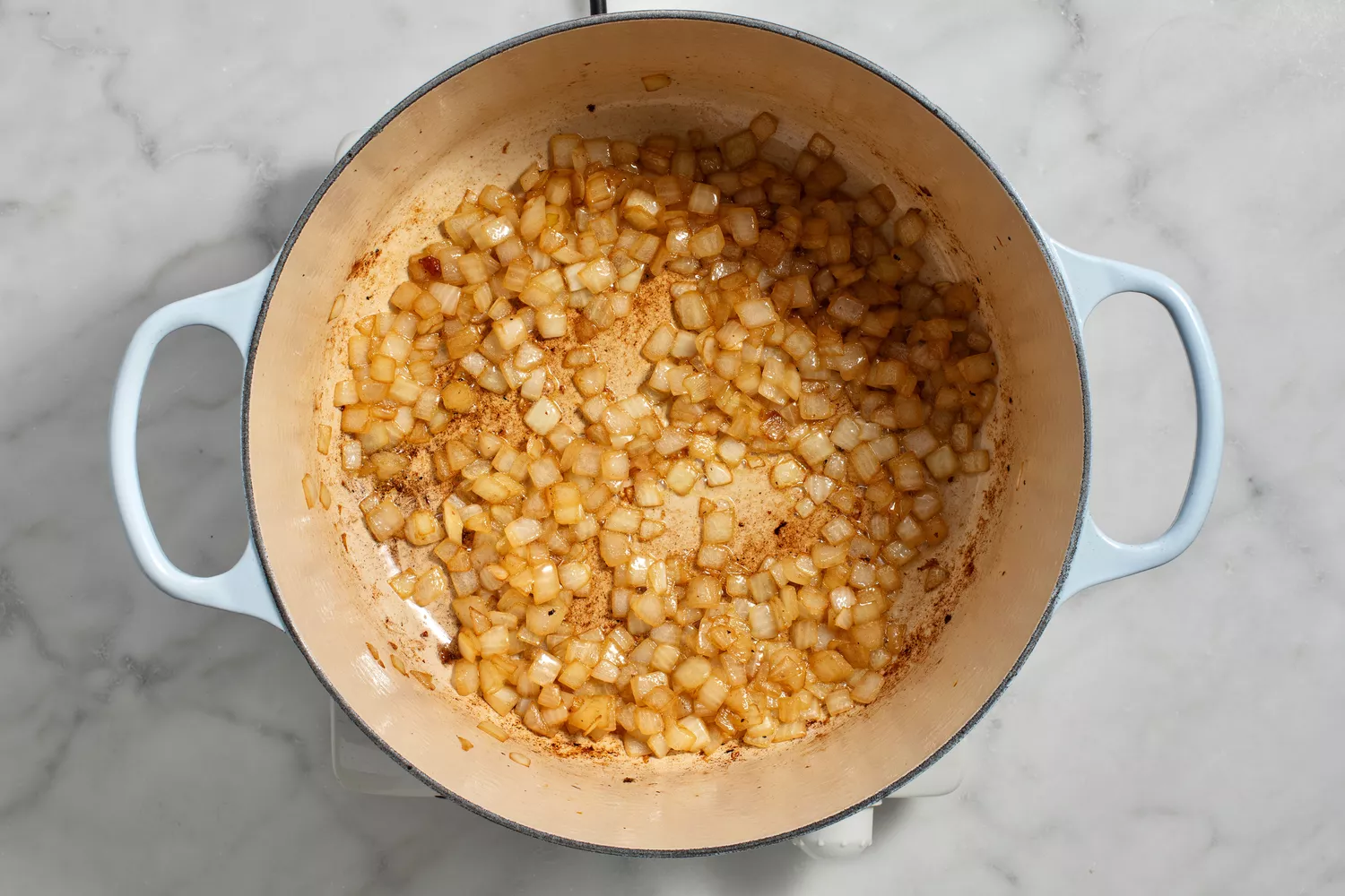 cebola sendo refogada na panela com azeite