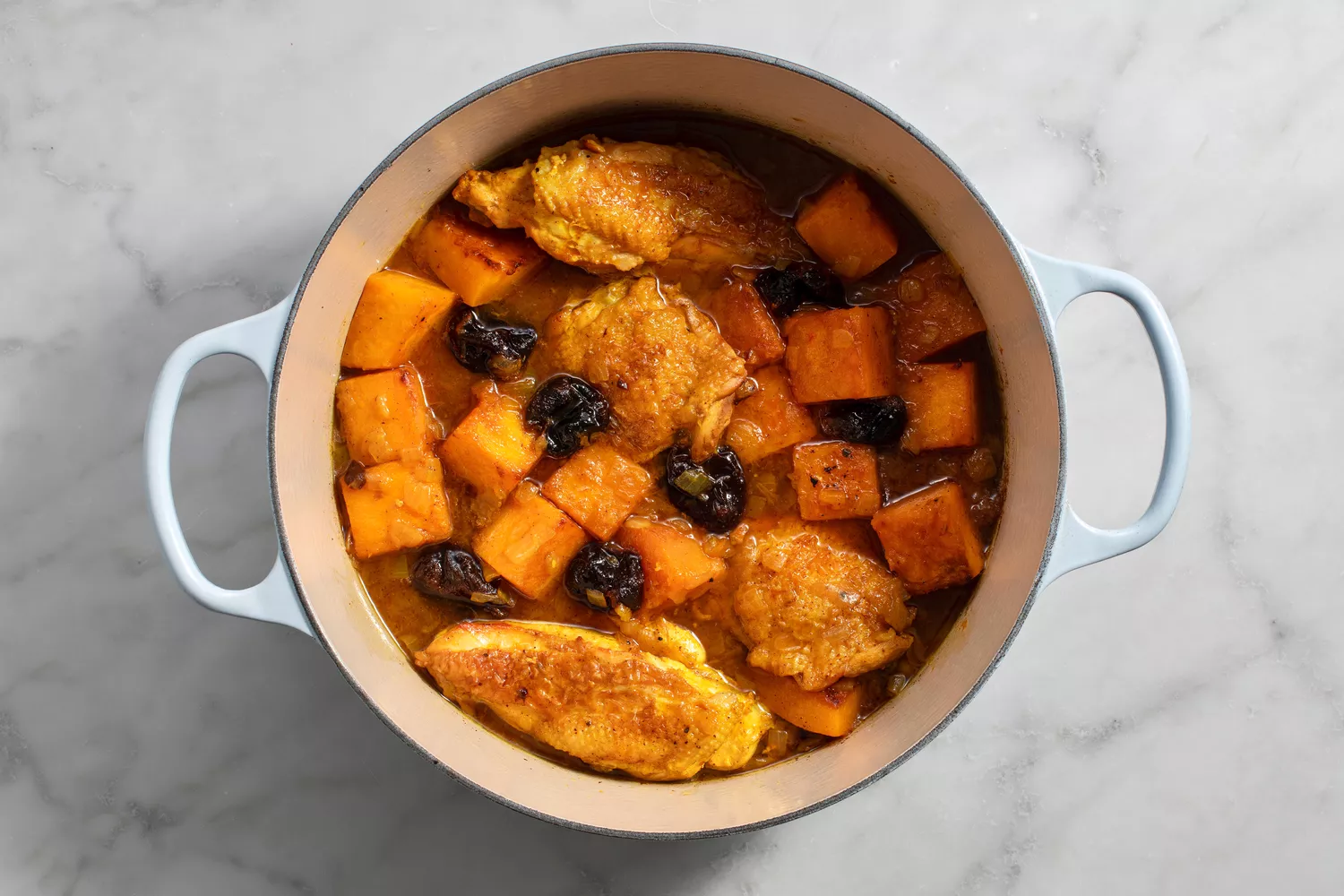 água de açafrão adicionada à panela do guisado quase terminado