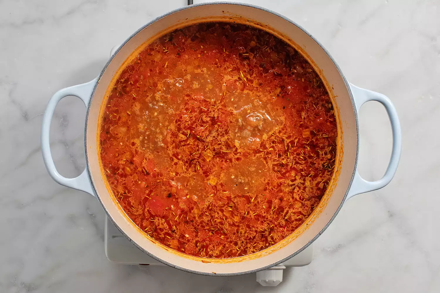 Caldo de galinha adicionado à panela