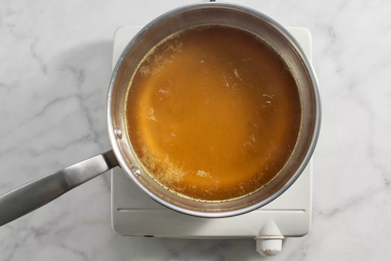 caldo esquentando em panela média