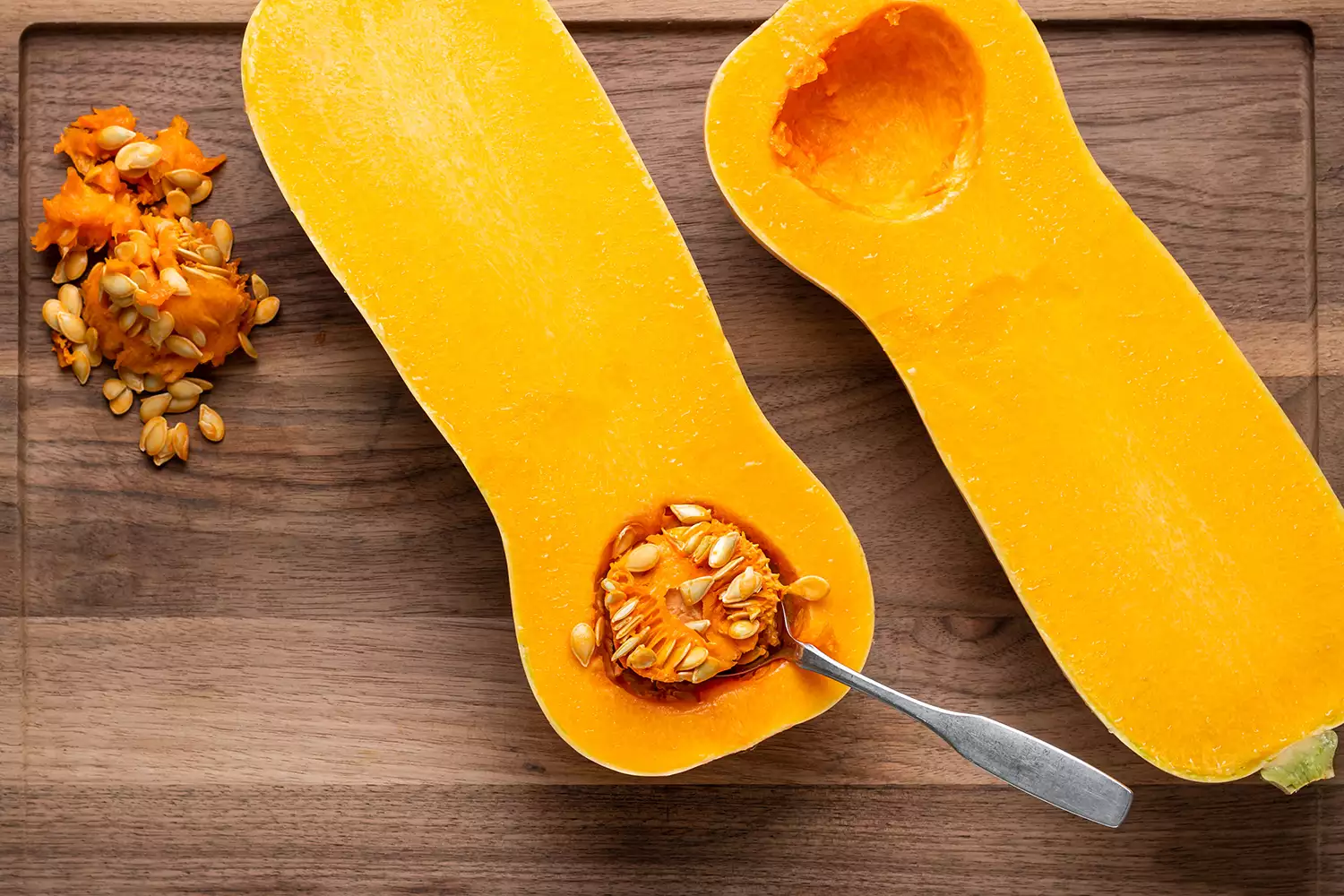 abóbora cortada ao meio em uma tábua