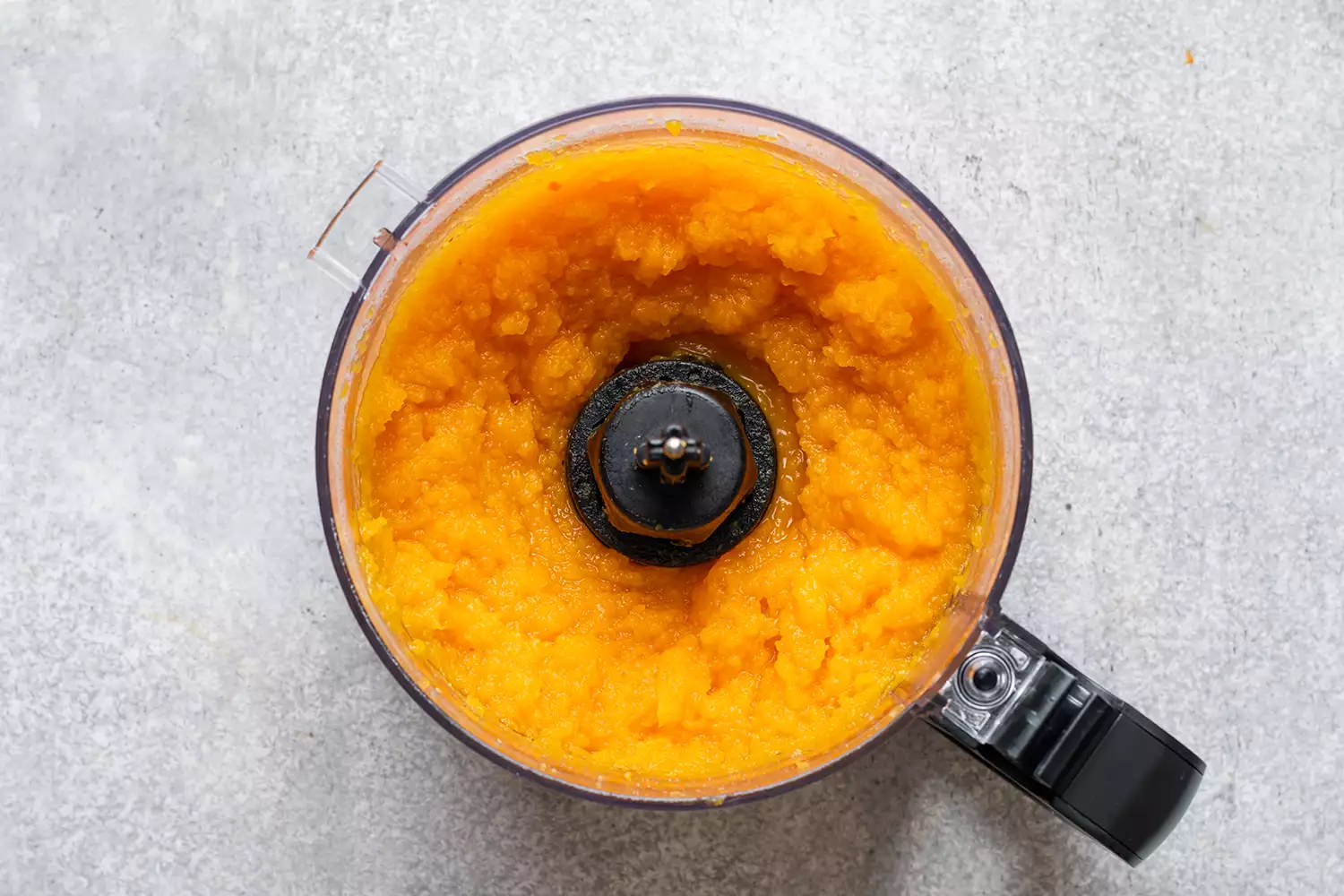 purê de abóbora em um processador de alimentos