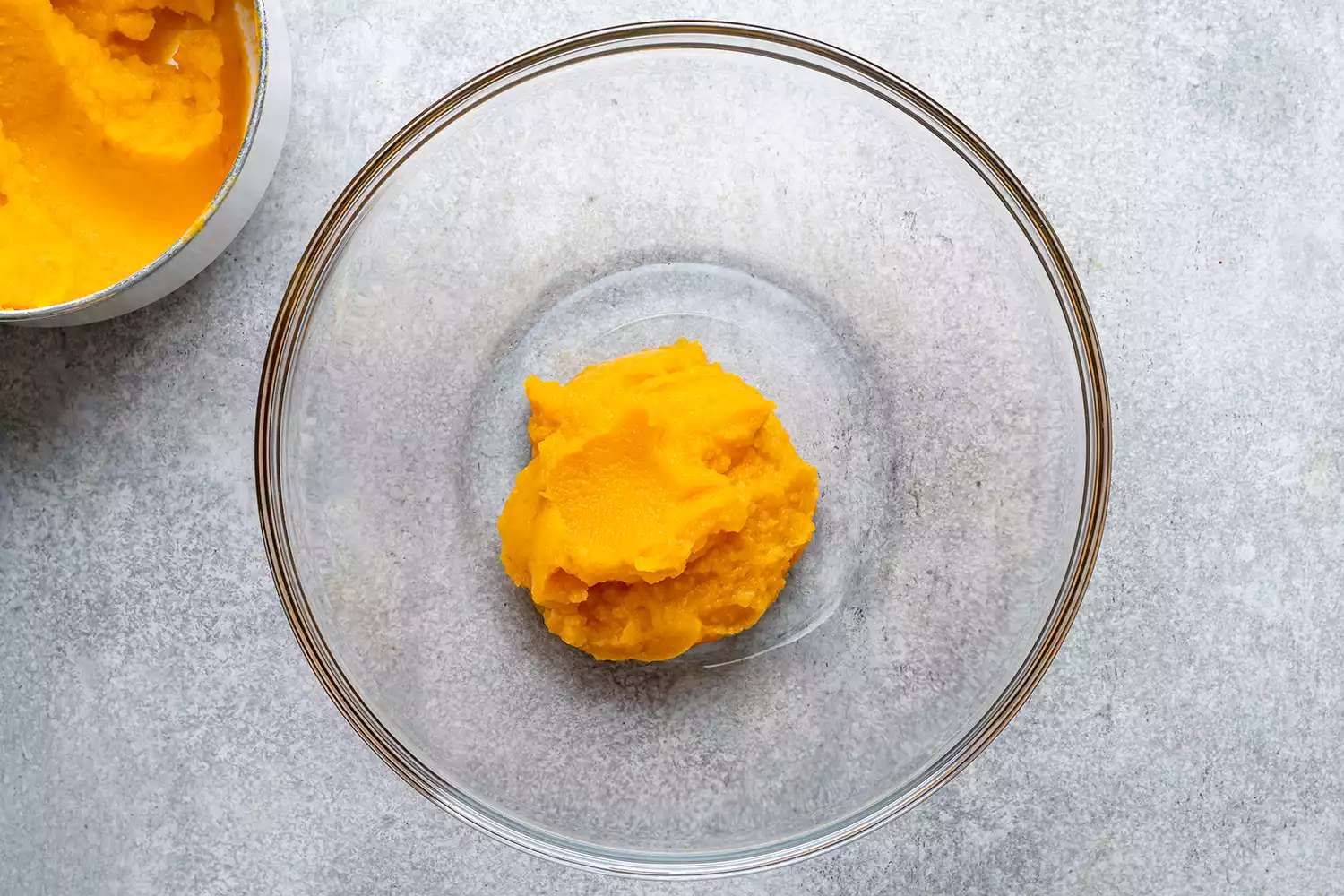 purê de abóbora em uma tigela de vidro