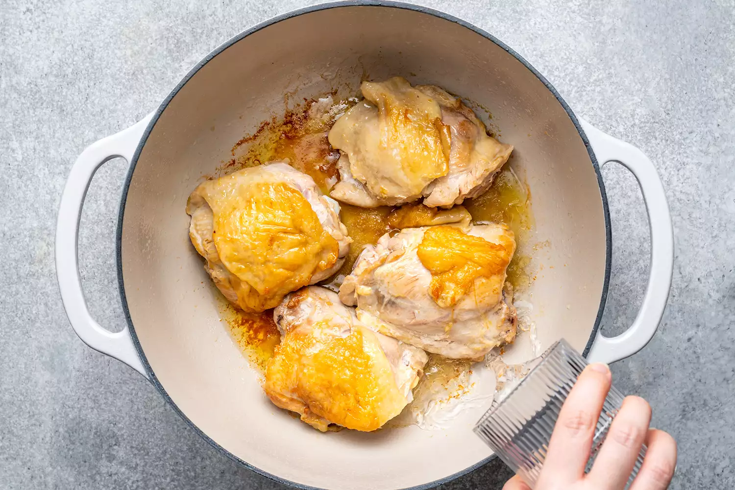 Adicionando água à panela