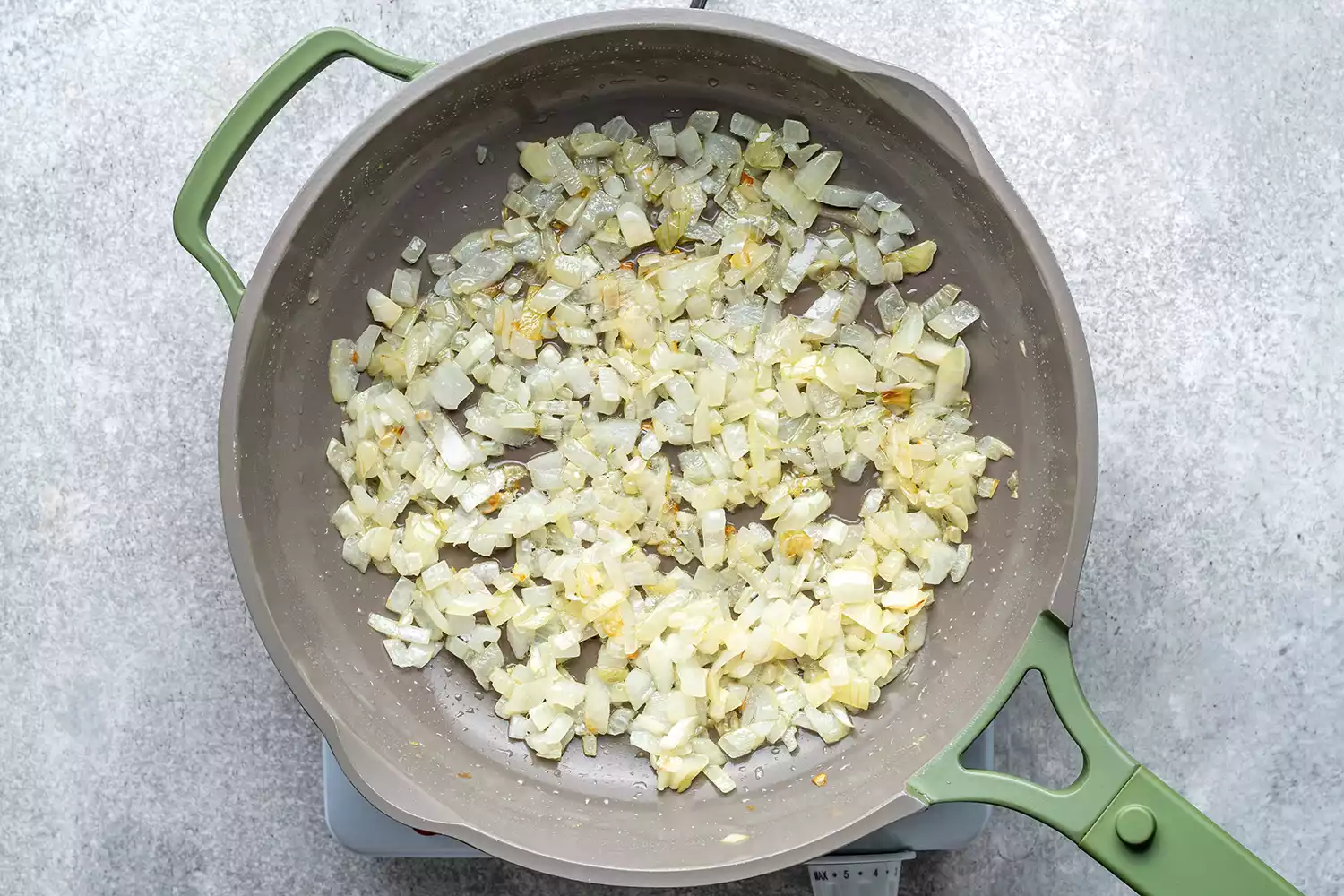 Cebolas cozinhando em uma panela