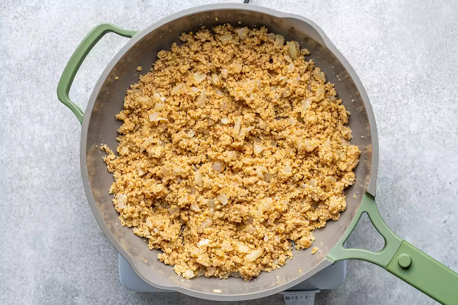 Cebolas e nozes moídas em uma panela