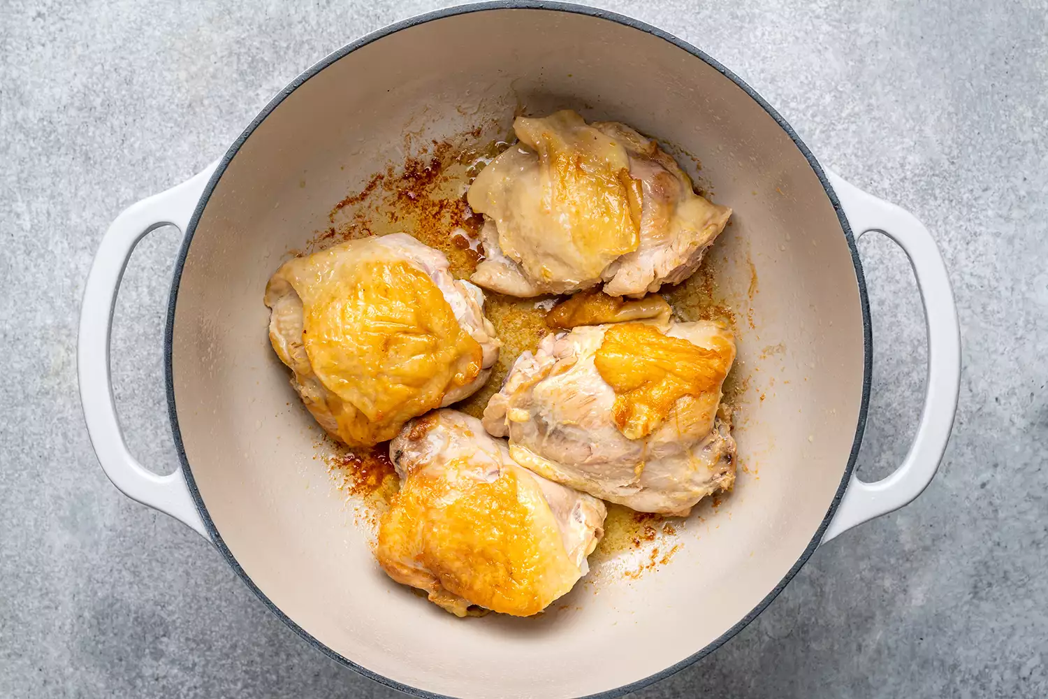 Coxas de frango cozinhando em uma panela