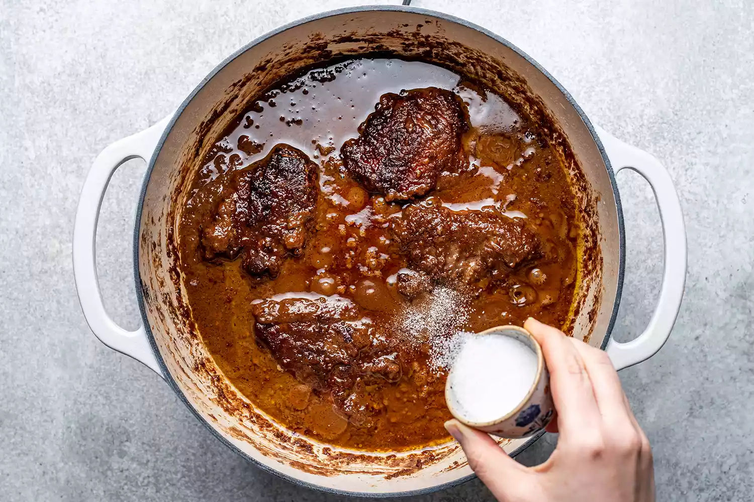 Adicionando açúcar ao fesenjan