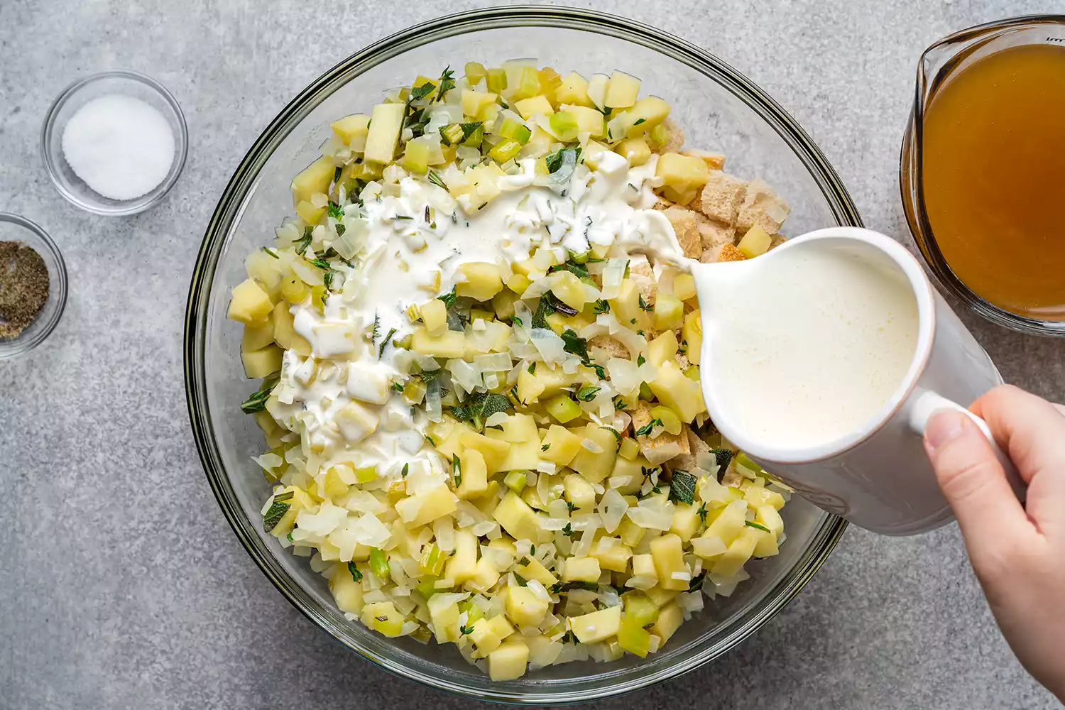 adicionando creme à mistura de recheio