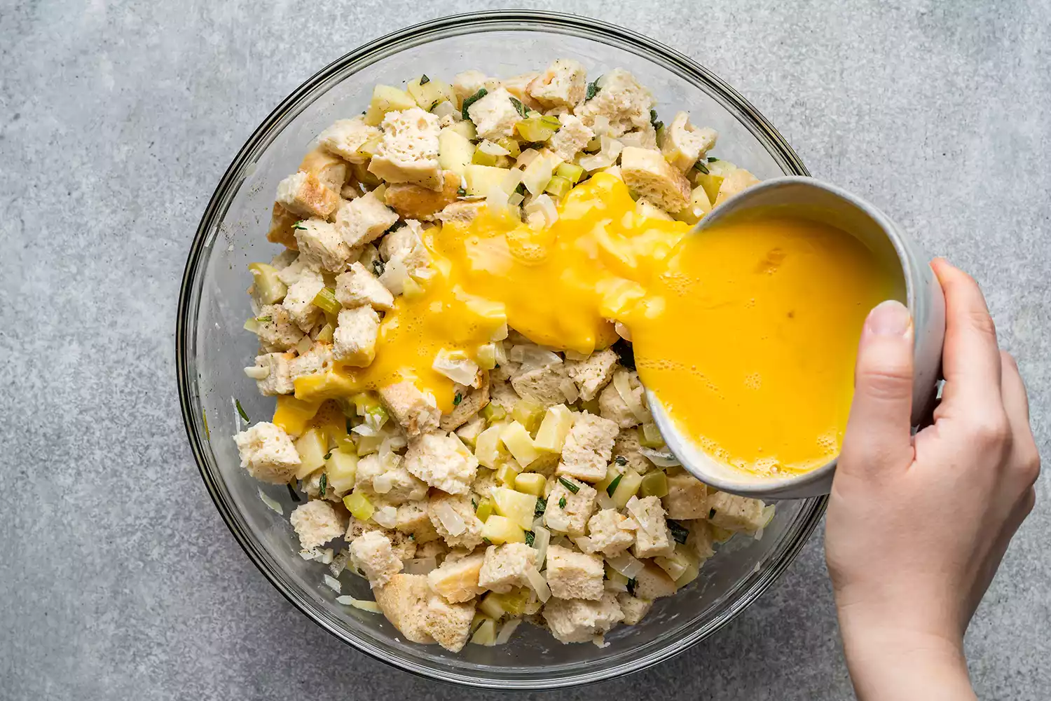 adicionando ovos batidos à mistura de recheio