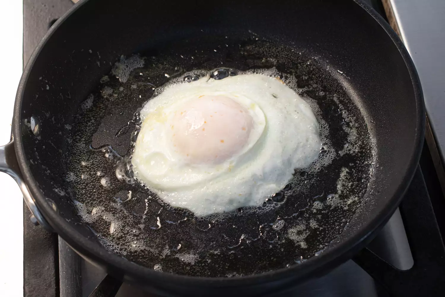 Ovo cozinhado ao ponto na frigideira