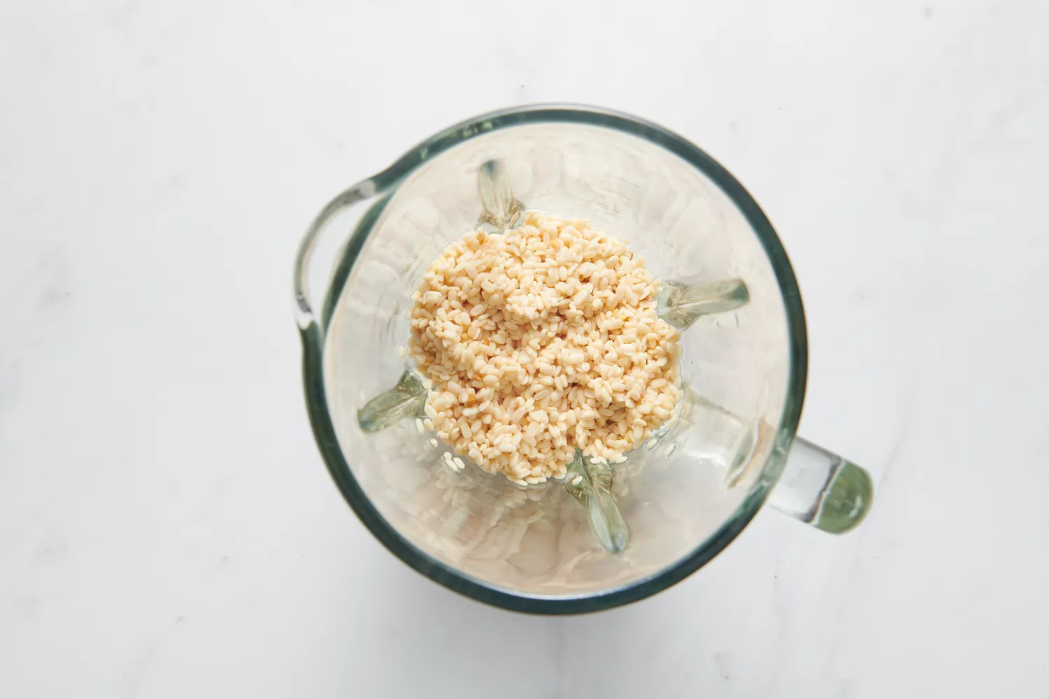 Um liquidificador com urad dal e sementes de feno-grego embebidas