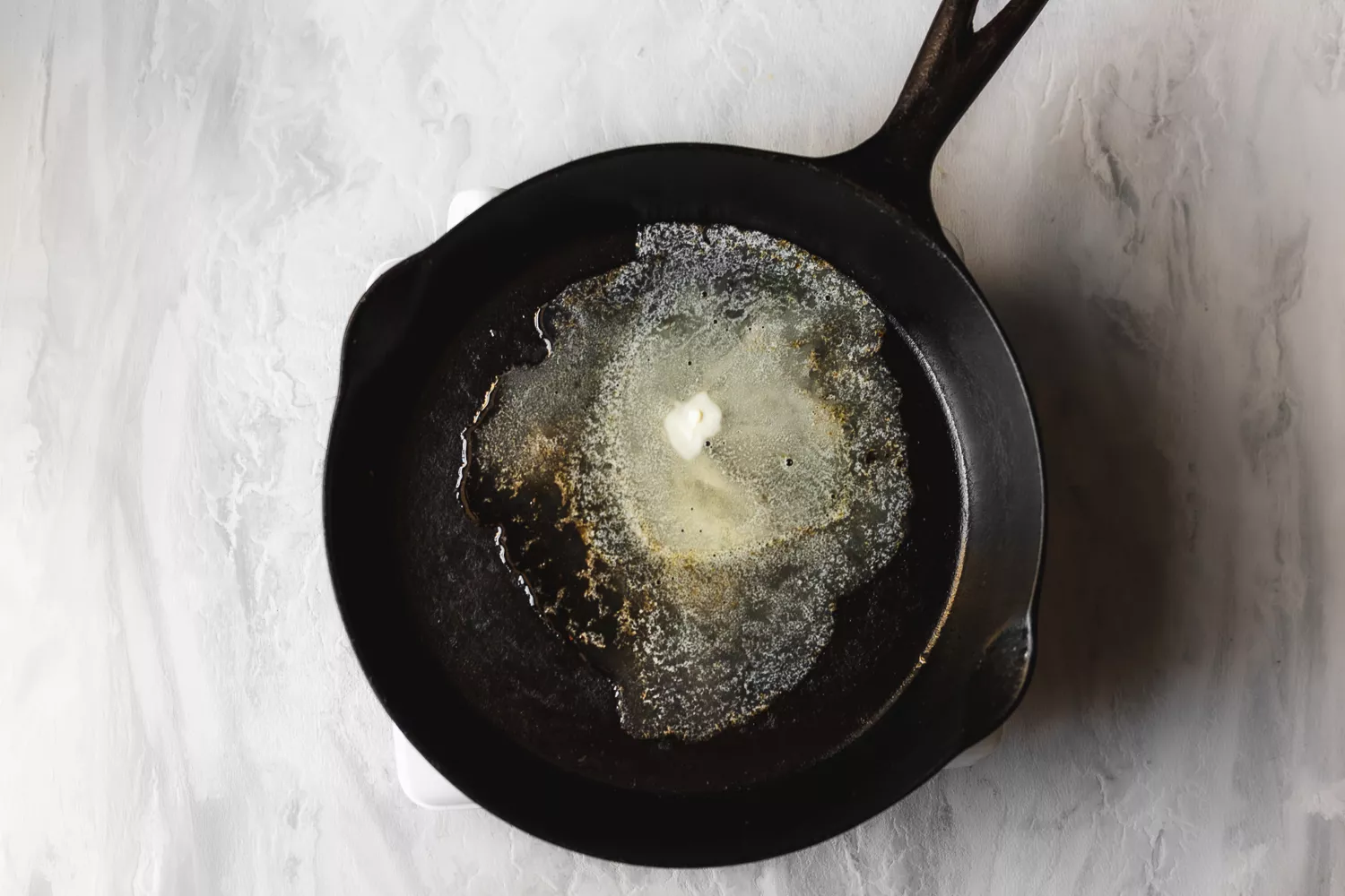 Manteiga derretendo na panela