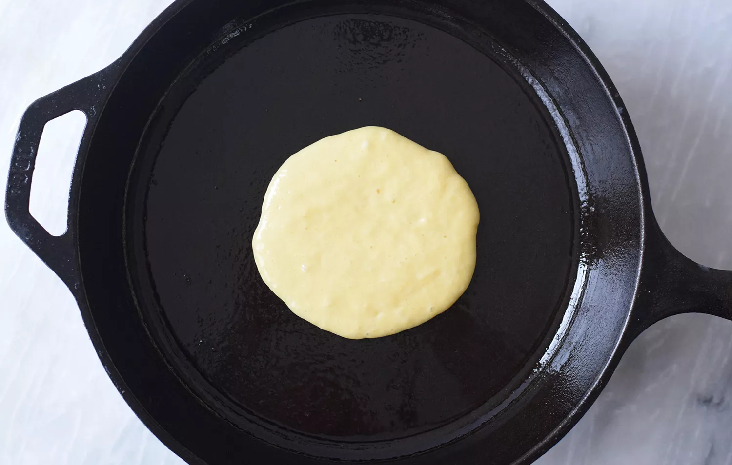 Cozinhe as panquecas em uma frigideira