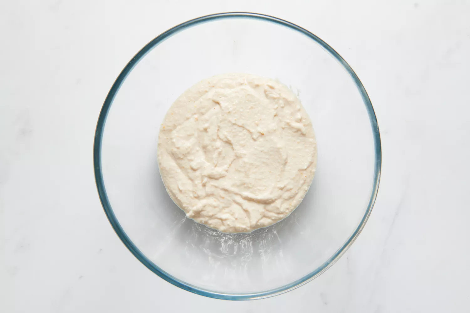 Uma tigela grande de massa de urad dal-feno-grego