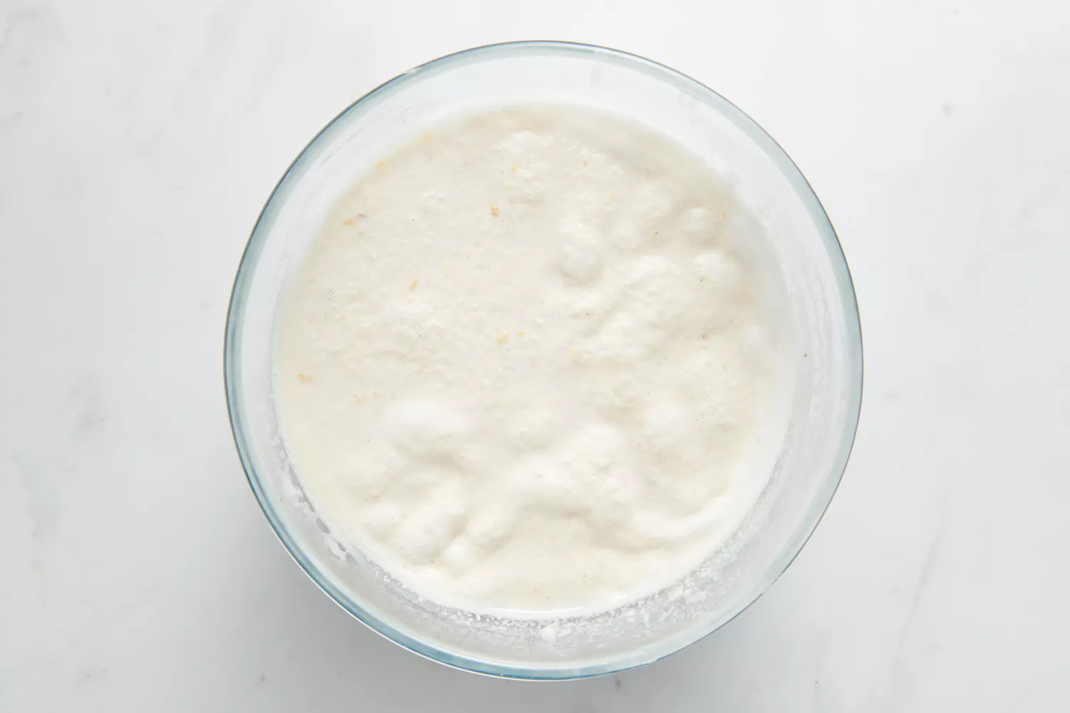 Uma tigela grande de massa Sona Masuri-urad dal fermentada e borbulhante