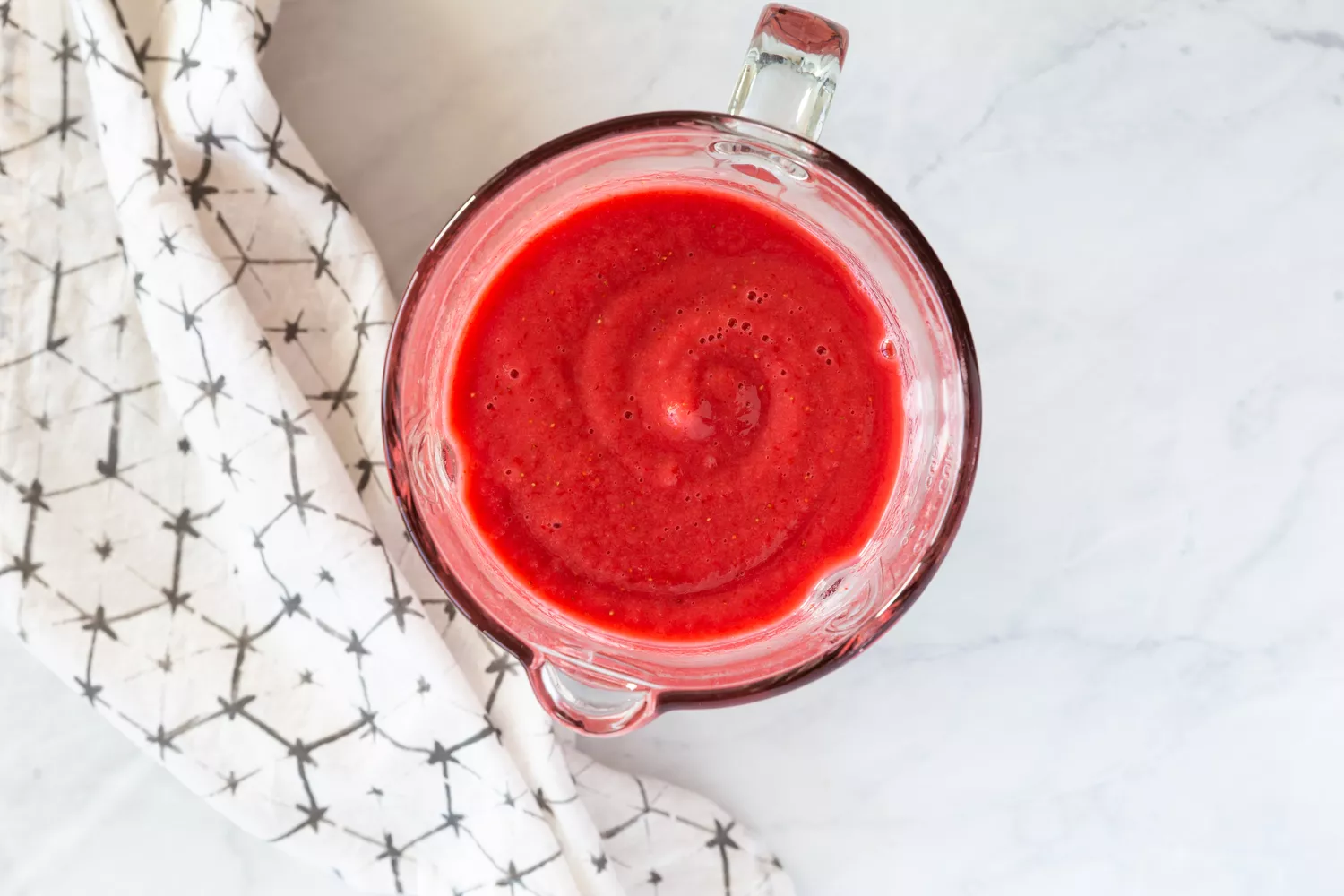 Smoothie de morango batido até ficar homogêneo no liquidificador