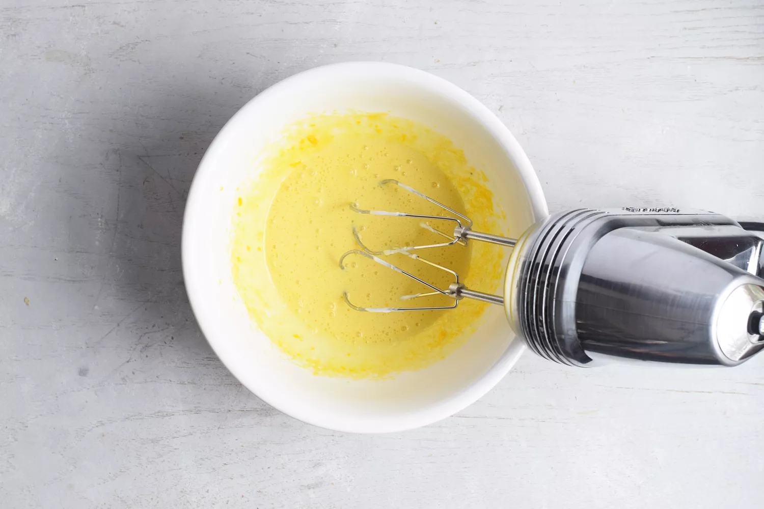 Mistura em uma tigela com batedor