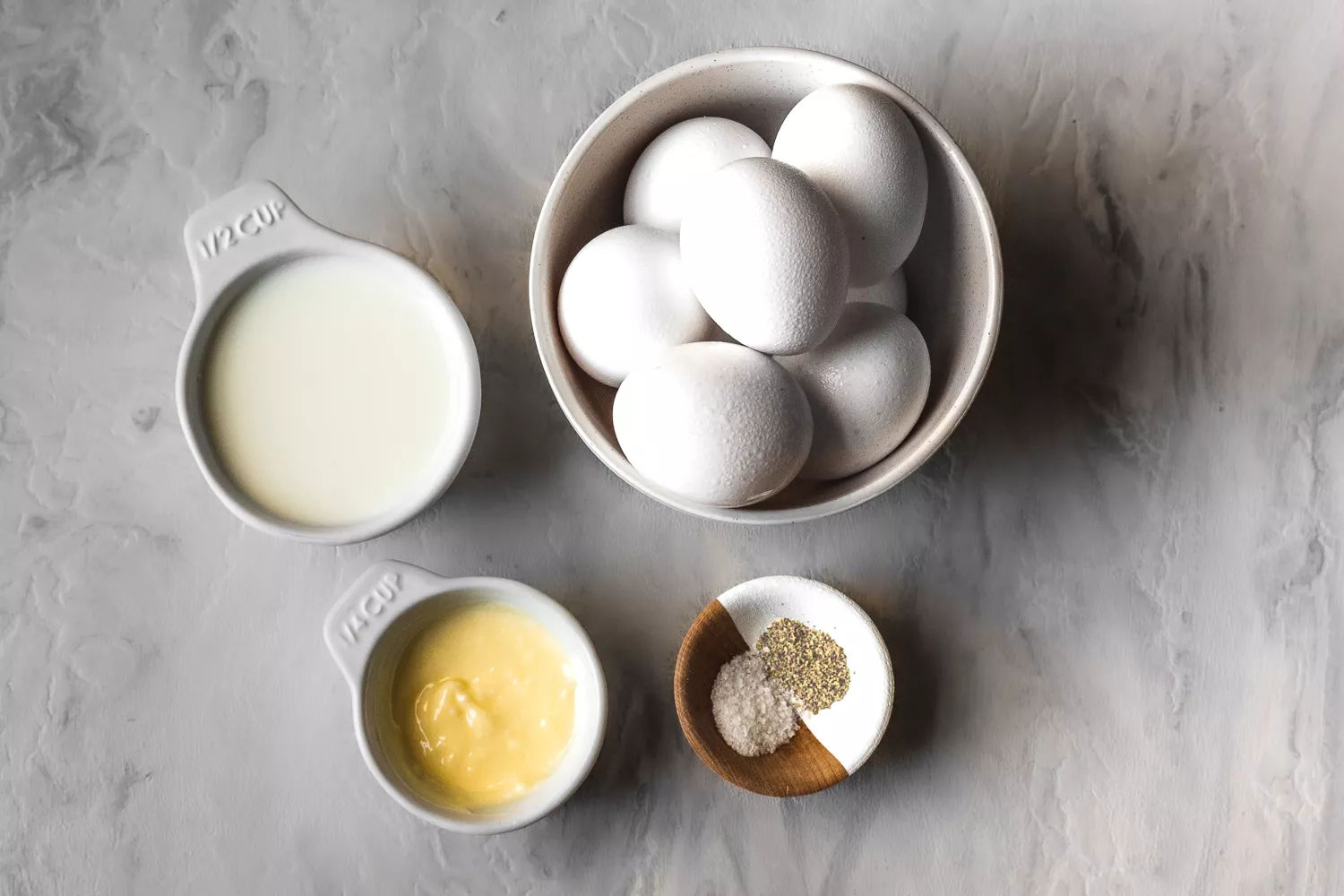 Ingredientes para ovos mexidos perfeitos reunidos