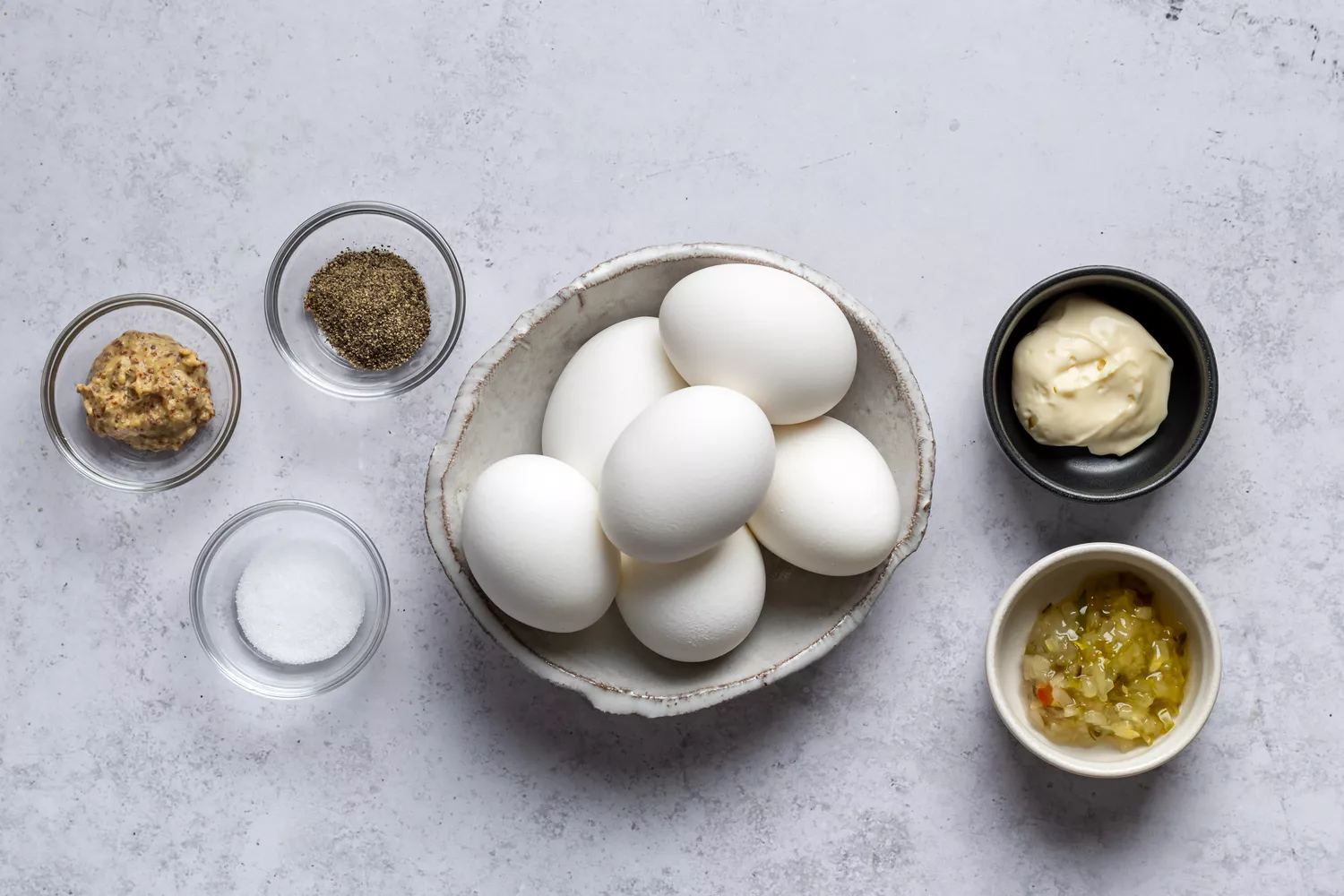 Ingredientes clássicos para salada de ovo com relish em tigelas