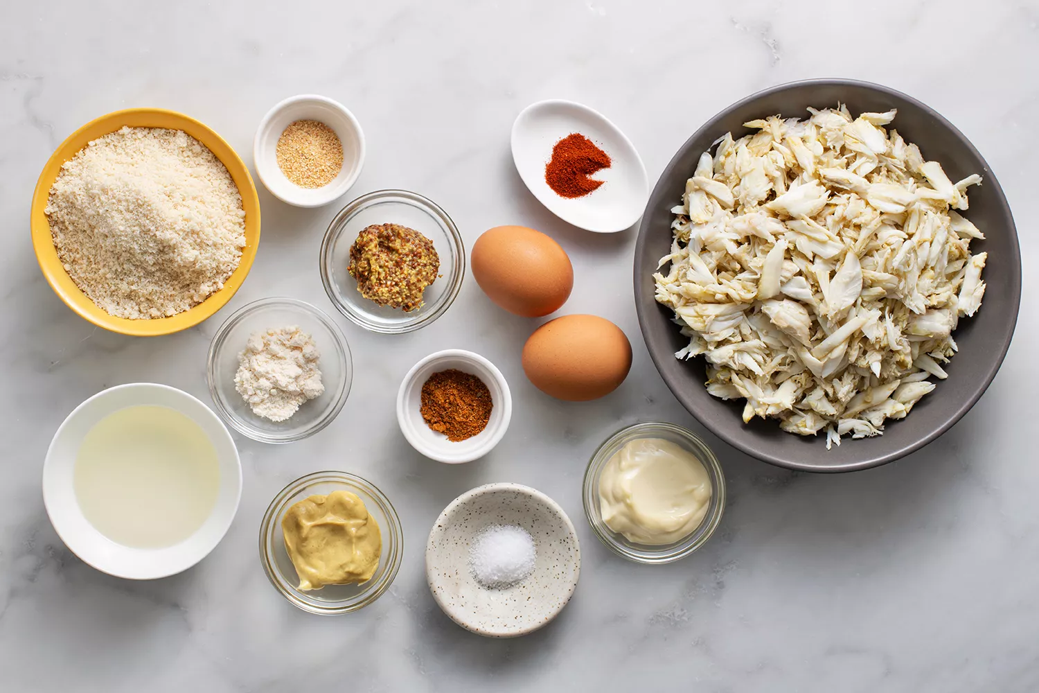 Ingredientes para bolinhos de caranguejo keto em tigelas