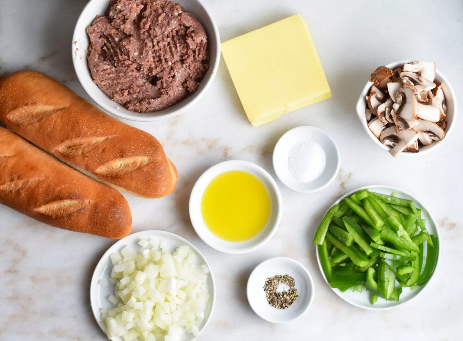 ingredientes do Philly cheesesteak além da carne