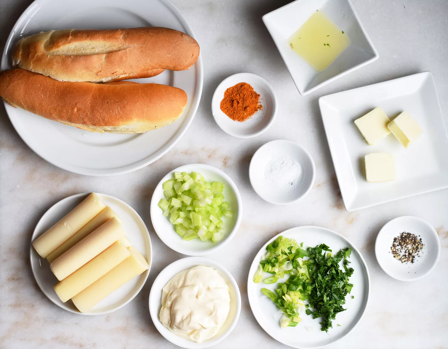 ingredientes do rolinho de lagosta vegano em uma bandeja de mármore