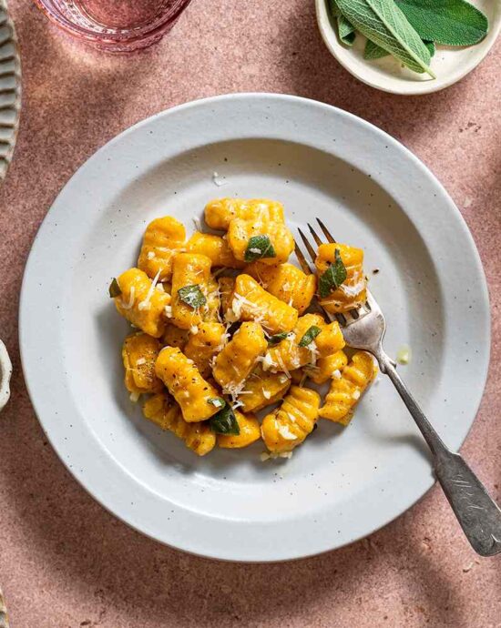 Gnocchi de Abóbora Butternut com Manteiga Marron e Sálvia