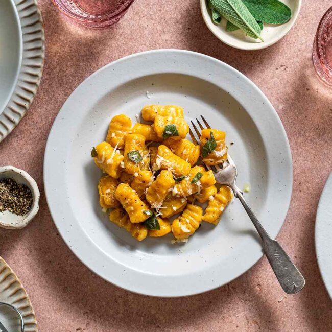 Gnocchi de Abóbora Butternut com Manteiga Marron e Sálvia