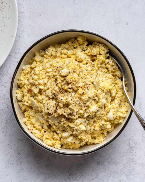 Receita Clássica de Salada de Ovos com Molho Agridoce.