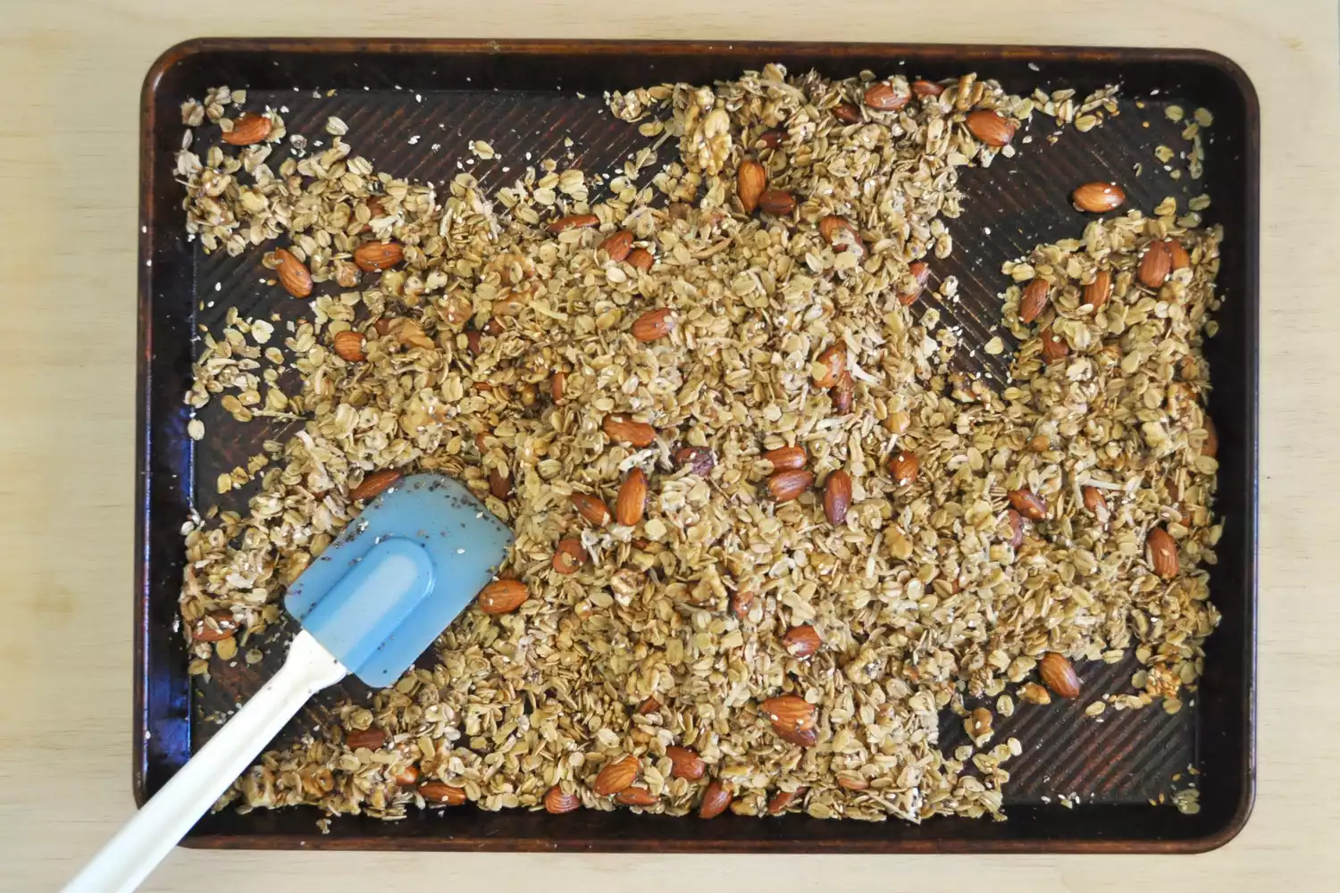Granola cozinhando em uma assadeira