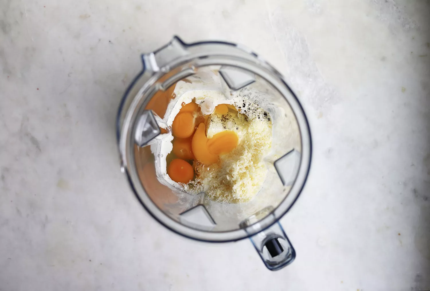 ovos e outros ingredientes no liquidificador