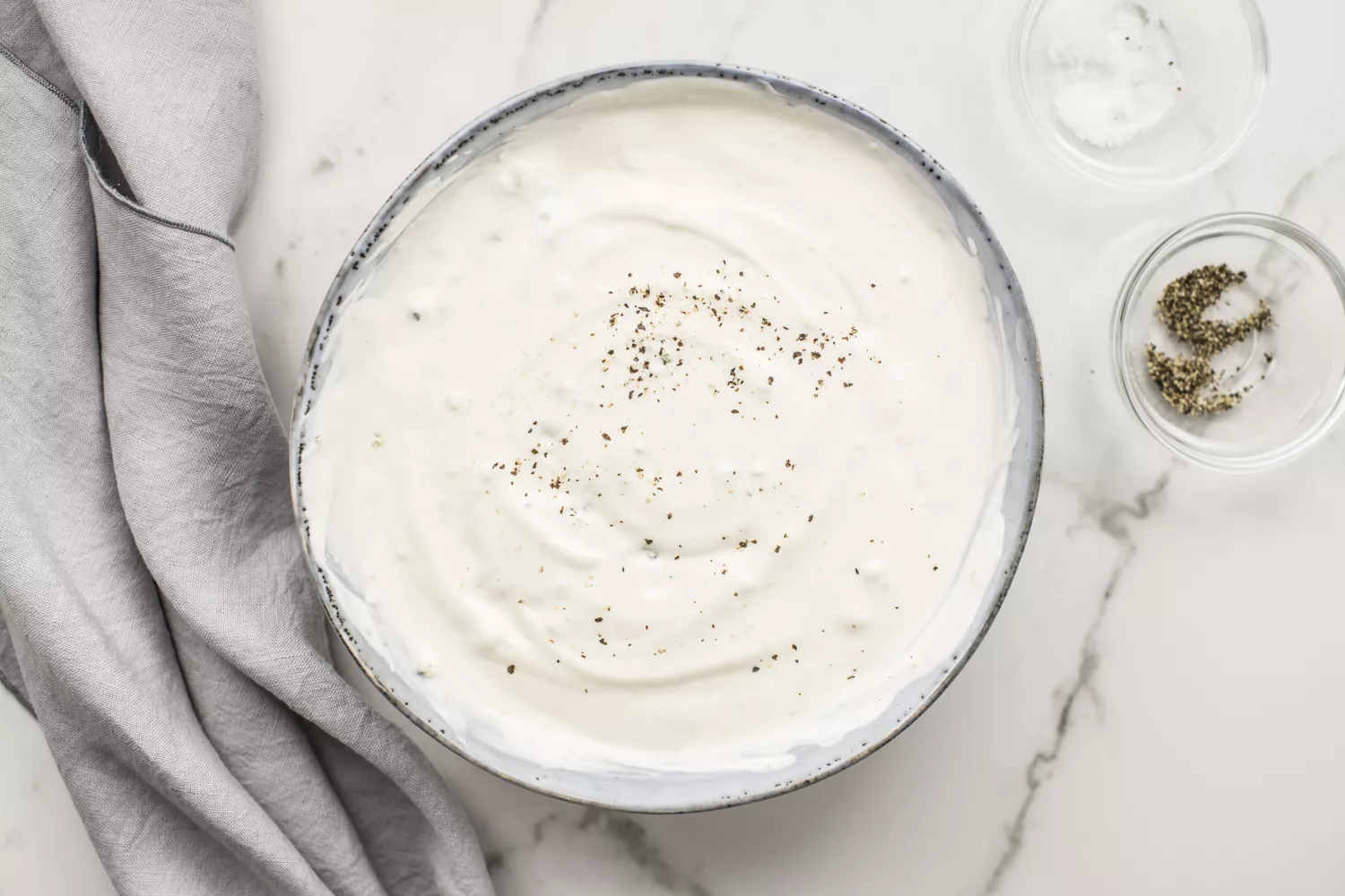 Molho liso temperado com sal e pimenta