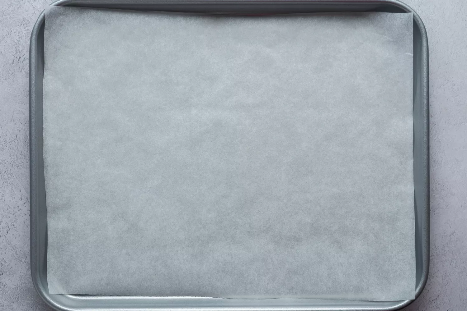 Assadeira forrada com papel manteiga