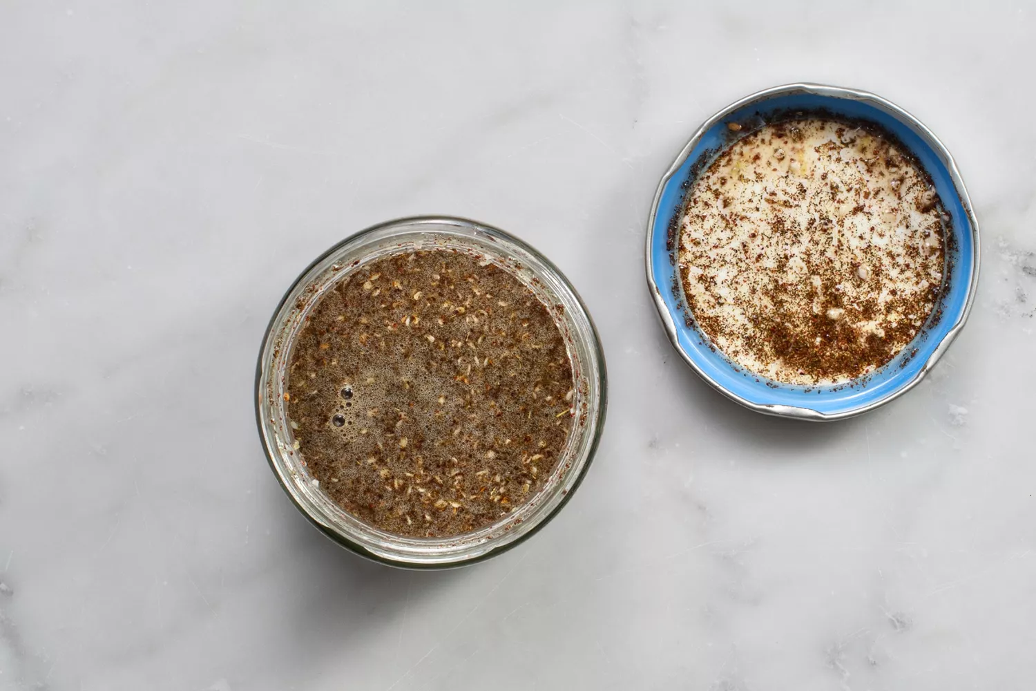 molho para salada misturado em um jarro de vidro com tampa