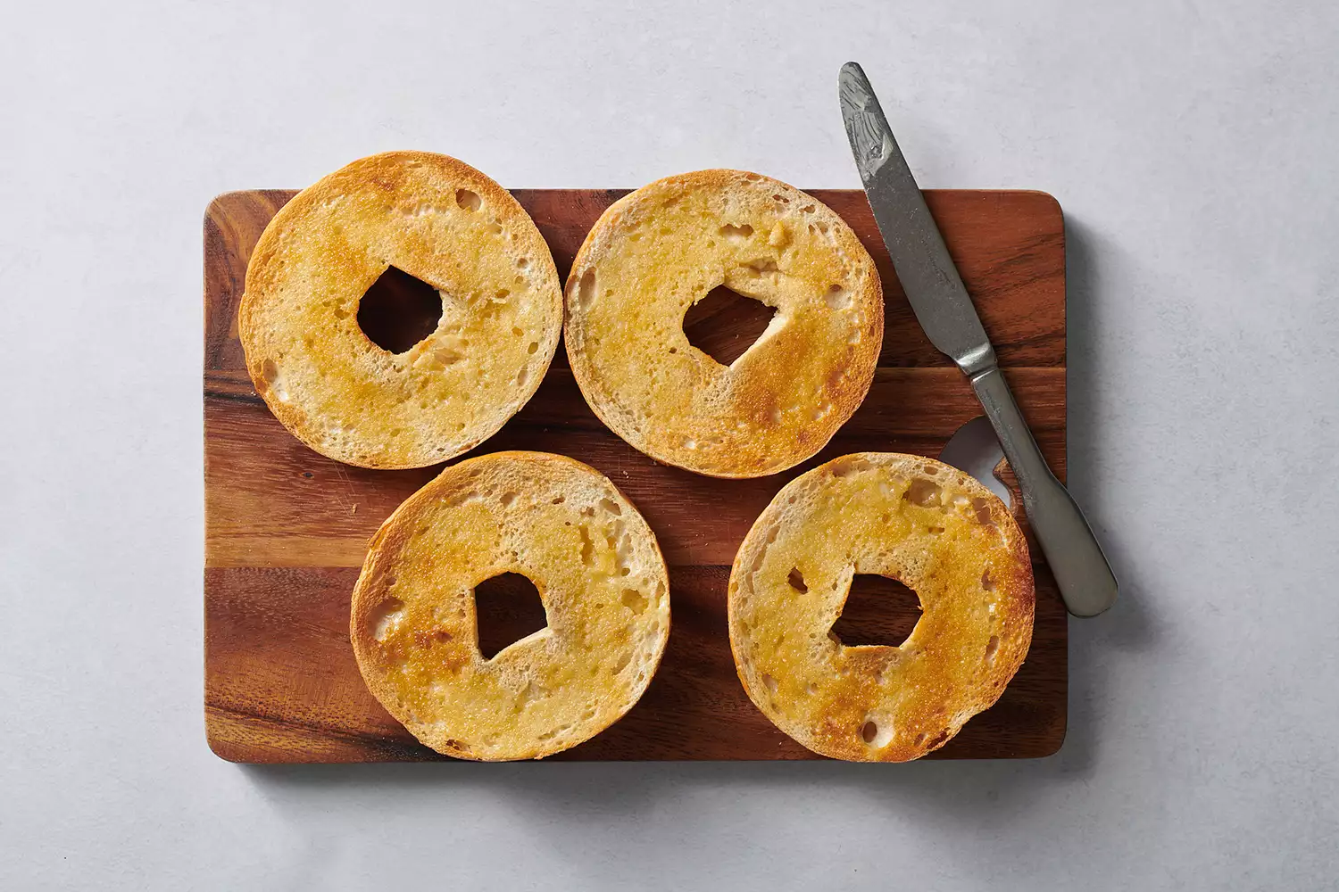 fatias de bagel tostadas em uma tábua de madeira